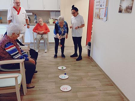 Seniorin beim Zielwerfen