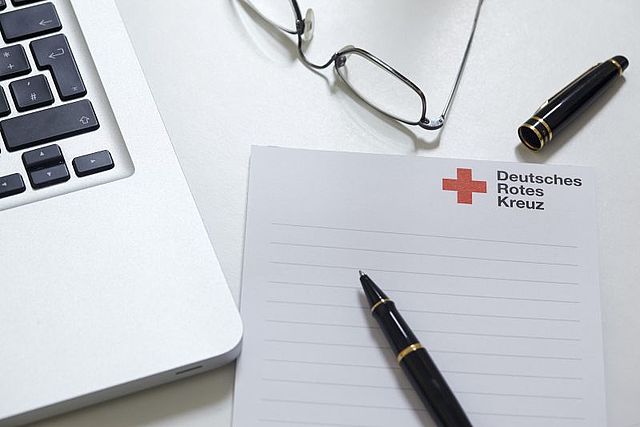 DRK-Block mit Füller, Brille und Laptop