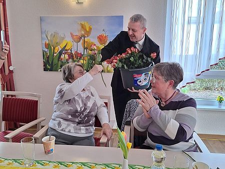 Ein Mann überreicht einer Frau eine Rose