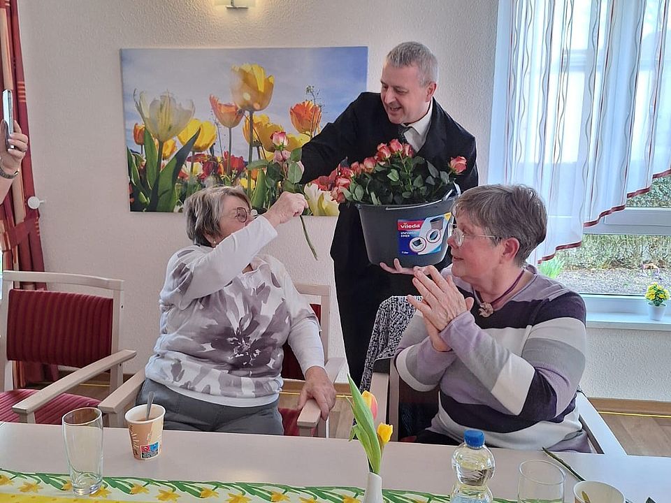 Ein Mann überreicht einer Frau eine Rose