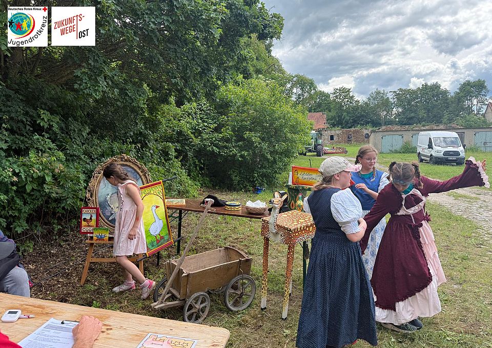 2 Verkleidete Kinder mit Bollerwagen