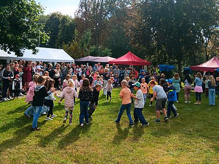 Kinder tanzen im Freien