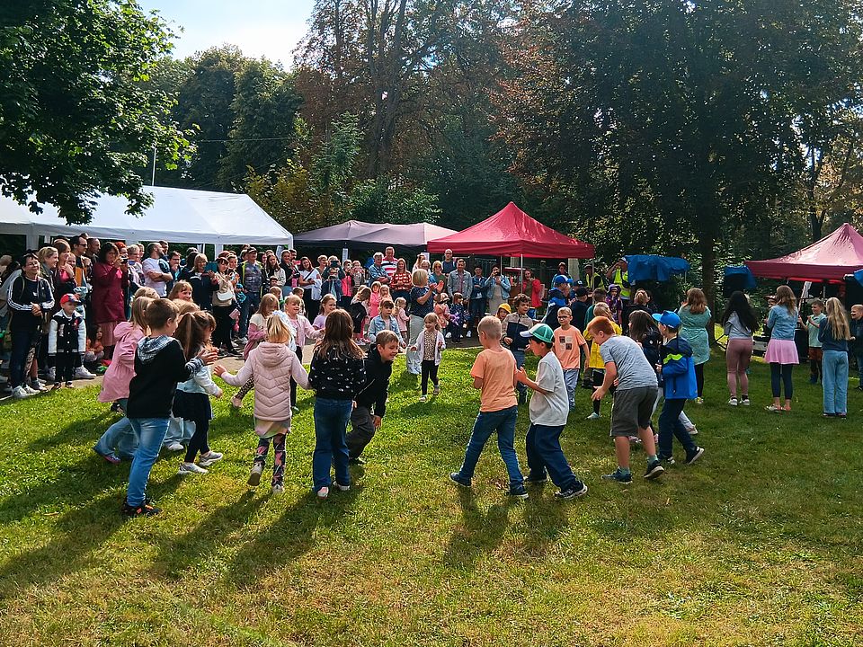 Kinder tanzen im Freien