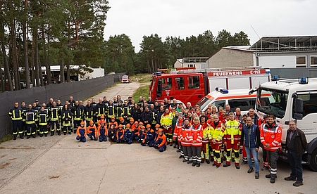 Über 100 Rettungskräfte von Feuerwehr, DRK und andere stehen zum Gruppenfoto zusammen