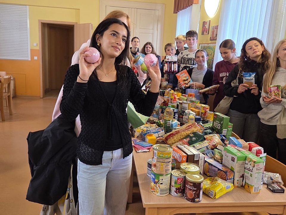 Schüler des Wanzleber Gymnasiums übergeben Spenden an die Tafel Junge Menschen stehen um einen Tisch, gefüllt mit Lebensmitteln.
