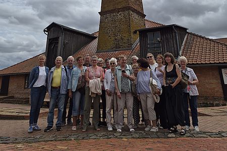 Eine Gruppe Menschen steht vor einem historischen Gebäude
