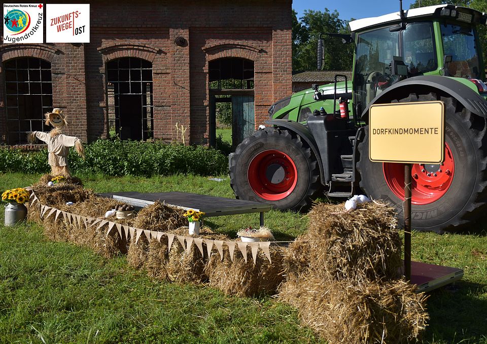 15 ein Traktor steh vor einer geschmückten Bühne