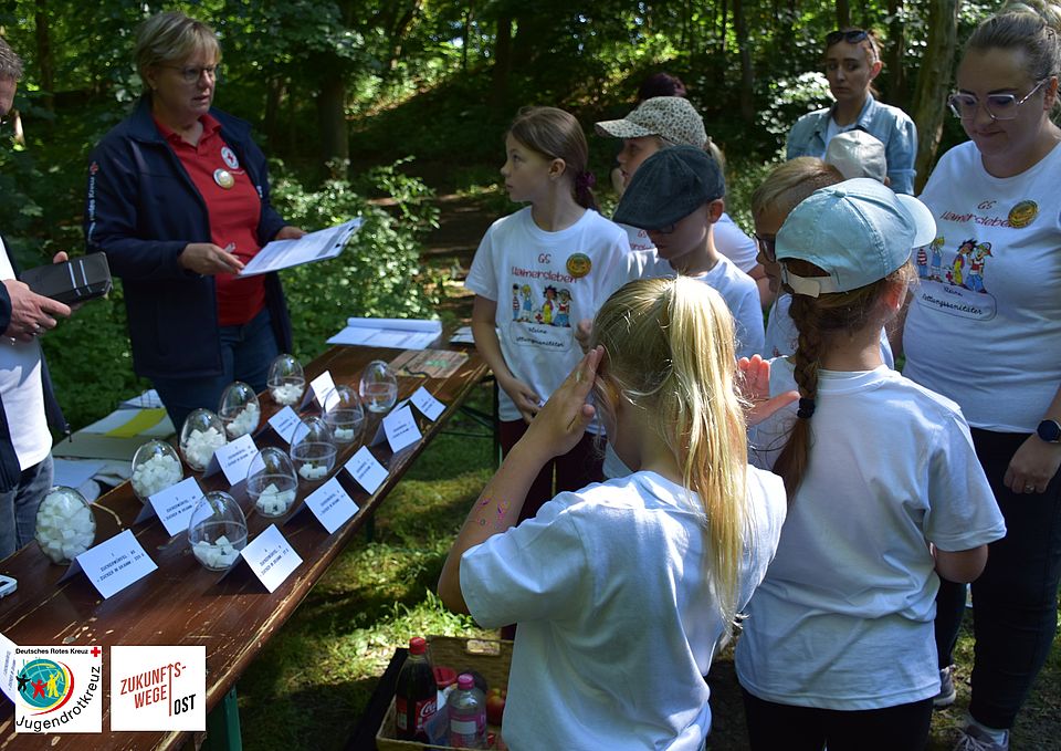 11 drei Kinder stehen an einer Station und beprechen sich