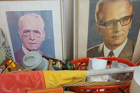 Gegenstände aus der DDR und zwei Bilder. Erich Honnecker und Willi Stoph