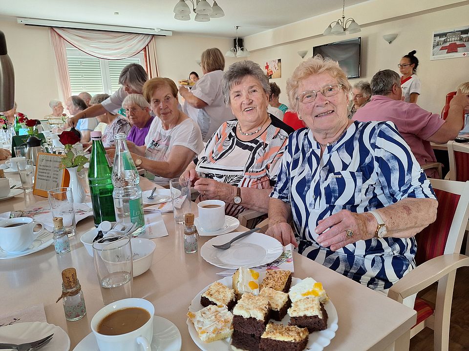 Seniorinnen am Kaffeetisch bei bester Laune