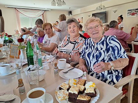 Seniorinnen am Kaffeetisch bei bester Laune