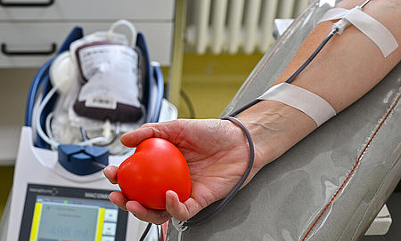 Arm, der an eine Blutspendemaschine angeschlossen ist