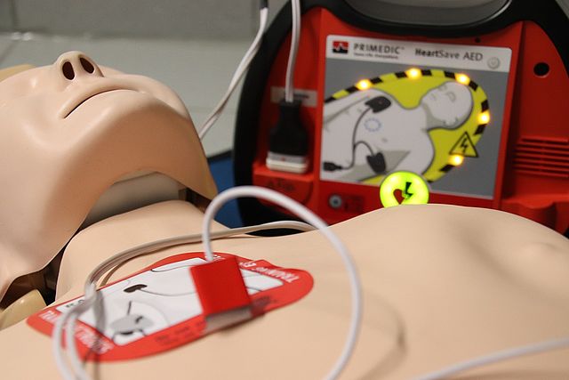 Erste Hilfe Übungspuppe mit AED-Gerät