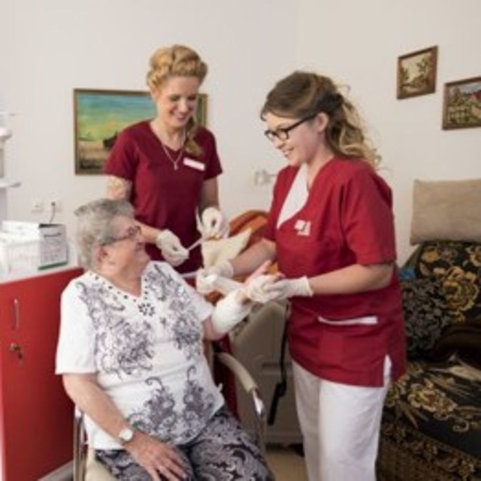 Stellenausschreibung Pflegeassistent 2 Pflegeassistentinnen versorgen eine Patientin