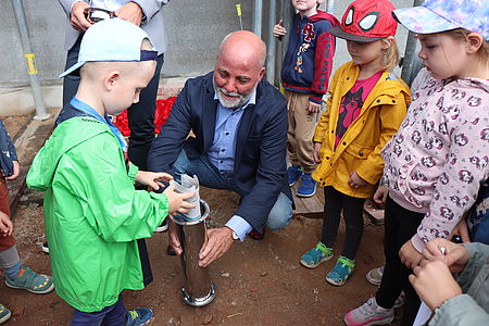 Kita-Kinder befüllen die Zeitkapsel