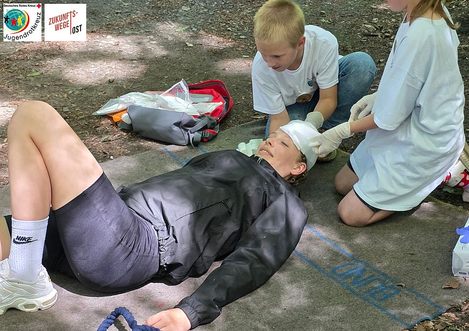 16 zwei Kinder verbinen eine Reiterin am Kopf