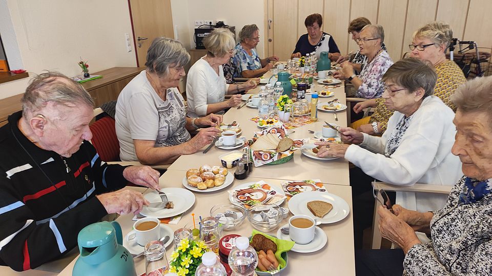 Kaffeenachmittag in Langenweddingen Mehrere Senioren sitzen an einer reich gedckten Kaffeetafel