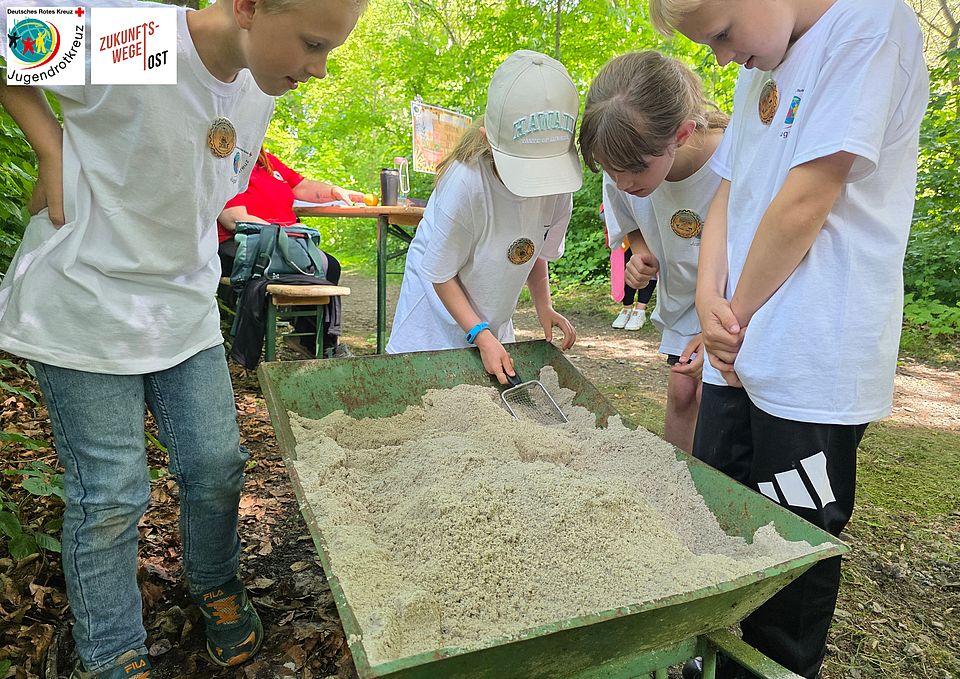 17 drei Kinder sieben Sand