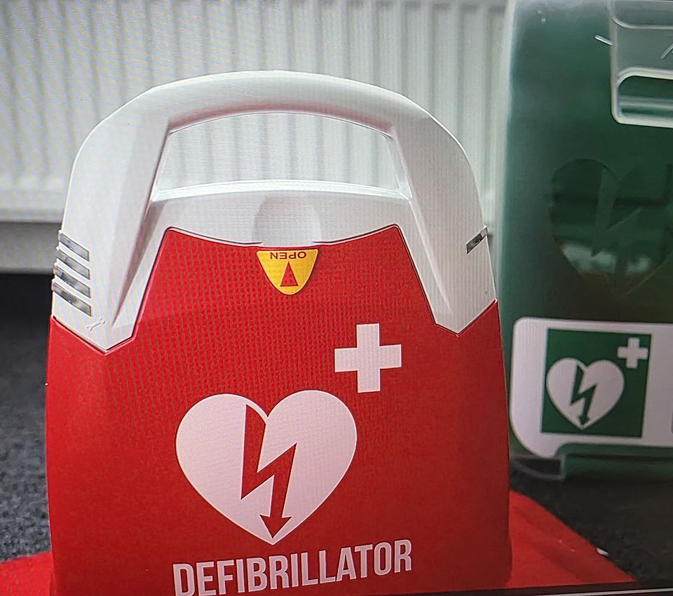 Defibrillatoren sind Lebensretter Ein Defibrillator