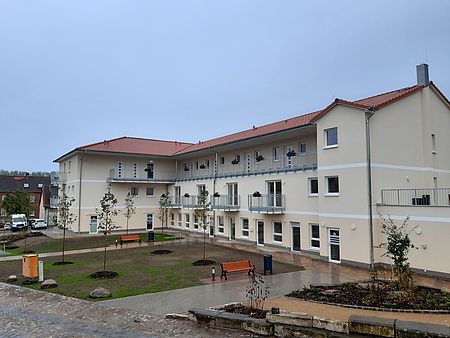 Ein fertiggestellter Neubau aus einem gegenüberliegenden Gebäude aufgenommen