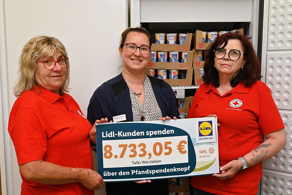Einrichtungsleiterin Barbara Schürmann (links) hält mit der ehrenamtlichen Mitarbeiterin Ilona Wackernagel einen Spendenscheck  in der Hand