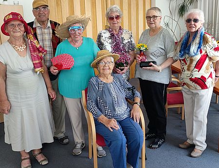 Seniorinnen verkleidet in Sommermode stehen in der Begegnungsstätte Langenweddingen