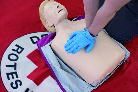 Herzdruckmassage an einem Übungsmodell